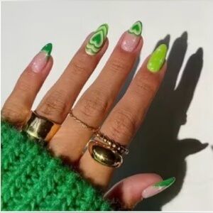 Brand New 24pcs Cute Green Heart Press On Nails
